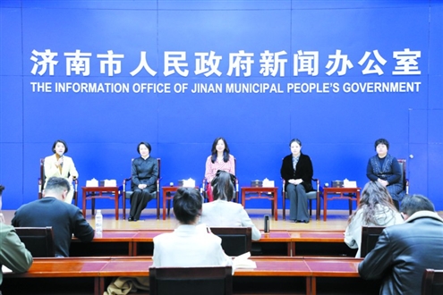 四位女企业家现场讲述了她们在强省会建设中展现巾帼担当的经历和感悟